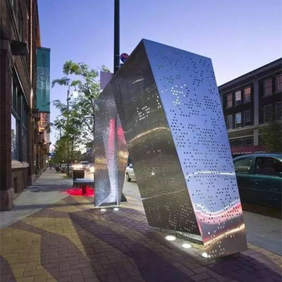 Sculpture transparente en acier inoxydable conçue par logo de marque évidée