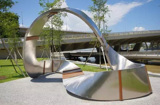 Sculpture forgée en acier inoxydable polie par grand miroir extérieur en métal