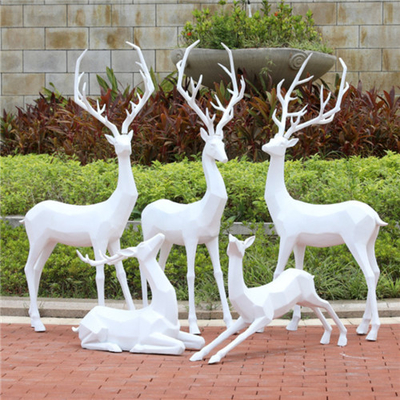 Sculptures animales de fibre de verre de cerfs communs en jardin grandeur nature géométrique fait sur commande de statue