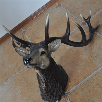 Le décor animal principal de mur de cerfs communs sculpte le style accrochant de cru adapté aux besoins du client