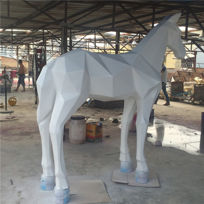 Le grand animal de jardin de cheval en métal sculpte la géométrie réaliste pour la ville