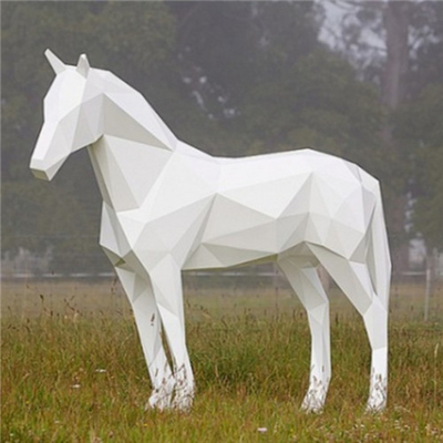 Le grand animal de jardin de cheval en métal sculpte la géométrie réaliste pour la ville