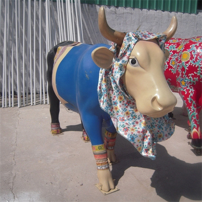 Le jardin animal grandeur nature de statues de fibre de verre a peint des sculptures en vache pour le mail