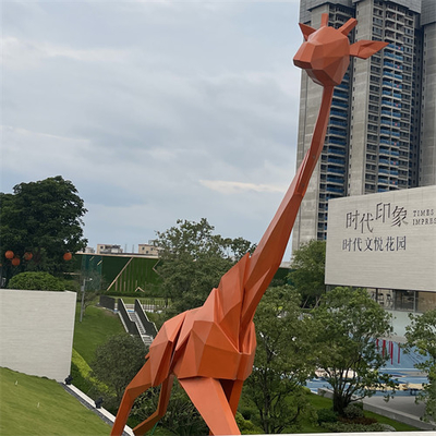 La grande girafe extérieure en métal de la géométrie sculptent décoratif pour la place de mail