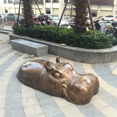 Le grand animal de jardin d'hippopotame en bronze sculpte le laiton de cuivre de fonte moderne