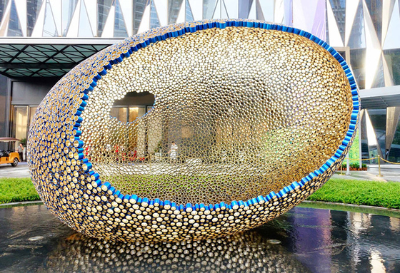 Les sculptures extérieures en jardin de centre d'or plaquent la sculpture en nid d'oiseau en métal