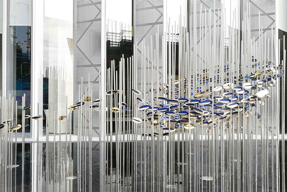 Le miroir décoratif de sculpture en métal de poissons de piscine de jardin a poli l'acier inoxydable