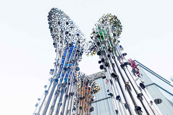 Les sculptures argentées en acier inoxydable de place soustraient la sculpture extérieure en arbre en métal