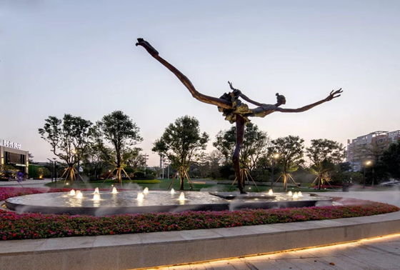Grand anticorrosion de Bronze Sculpture de danseur de jardin adapté aux besoins du client