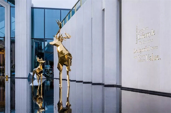 L'animal de jardin d'acier inoxydable sculpte la grande statue géométrique de cerfs communs en métal polie