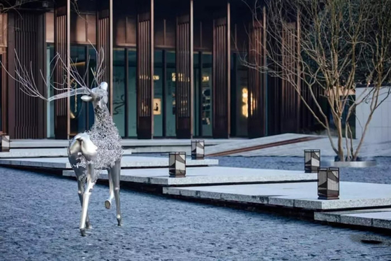 Les ornements de jardin d'acier inoxydable de cerfs communs en métal de paysage soustraient grandeur nature