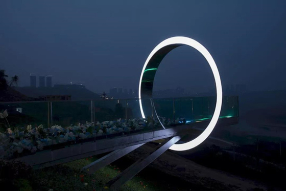 Les sculptures extérieures en jardin de porte de lune de cercle ont poli inoxydable adapté aux besoins du client
