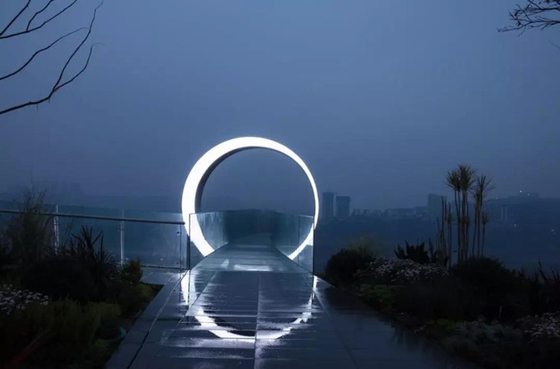 Les sculptures extérieures en jardin de porte de lune de cercle ont poli inoxydable adapté aux besoins du client