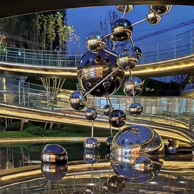 Le jardin de sculptures en acier inoxydable de miroir de ficelle de boule ornemente poli