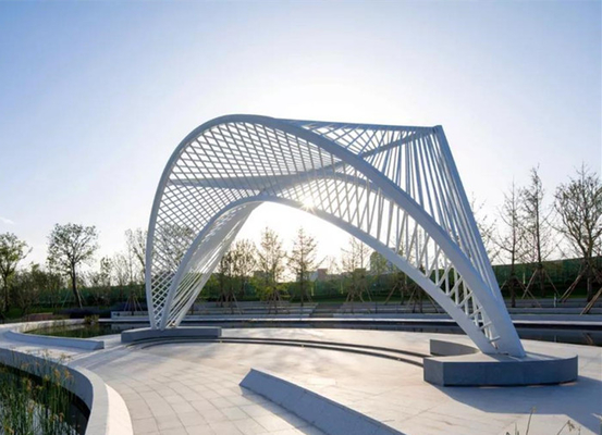 Jardin décoratif en métal de la sculpture solides solubles en métal blanc le grand sculpte adapté aux besoins du client