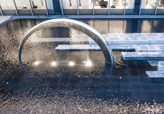 Sculptures en acier inoxydable de l'espace public de demi-cercle décoratives pour la fontaine