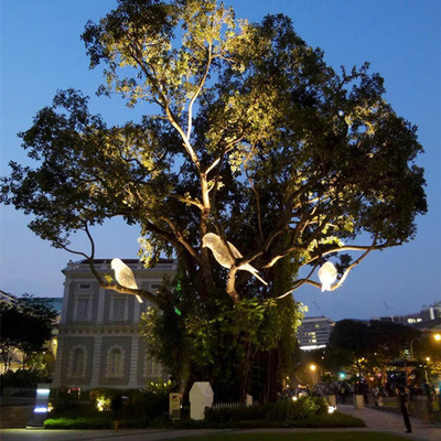 Acier lumineux en métal de parc en oiseau de fibre de verre extérieure de sculpture décoratif pour des arbres
