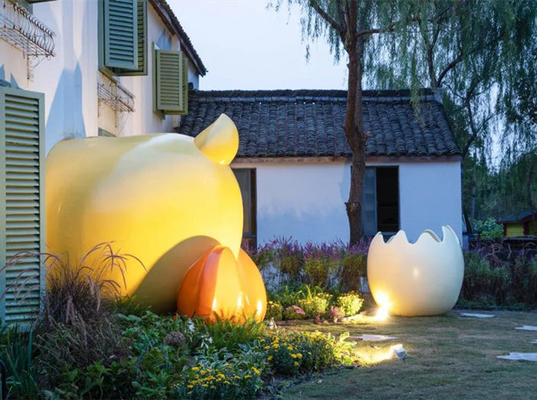 La fibre de verre mignonne de sculpture en jardin de poulet d'oeufs de bande dessinée a adapté aux besoins du client