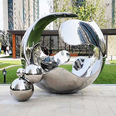 Le jardin extérieur d'acier inoxydable de miroir sculpte la boule creuse décorative polie