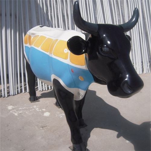 Le jardin animal grandeur nature de statues de fibre de verre a peint des sculptures en vache pour le mail