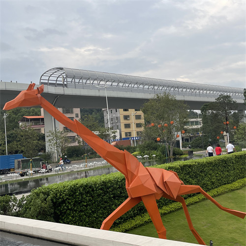La grande girafe extérieure en métal de la géométrie sculptent décoratif pour la place de mail