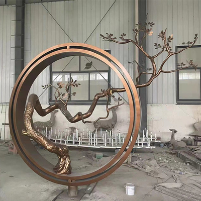 Les statues en bronze de jardin de style chinois entourent la sculpture extérieure en arbre adaptée aux besoins du client